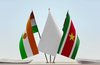  Nijer Surinam ve beyaz bayraklar kağıtlarla ayakta  