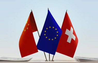 İsviçre bayrağı kağıtlarla beklemede 