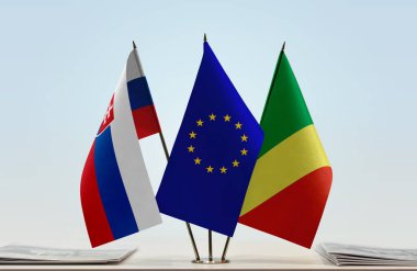 Slovakya ROC ve eu bayrağı kağıtlarla birlikte beklemede