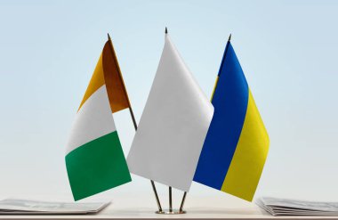 Fildişi, Ukrayna ve beyaz bayraklar masada gazeteler