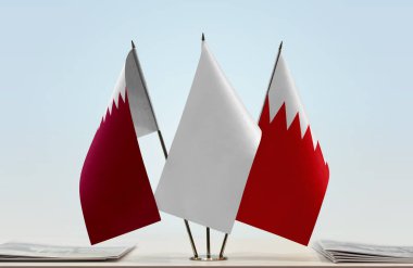  Bahreyn ve Katar bayrakları kağıtlarla ayakta   