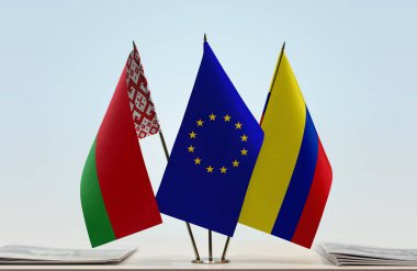 Belarus, Kolombiya ve eu bayrakları kağıtların yanında.