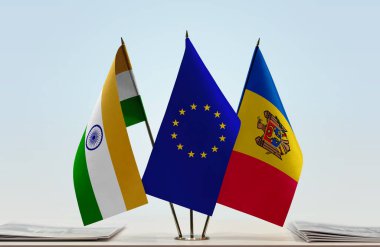 Hindistan, Moldova ve eu bayrakları kağıtlarla ayakta  