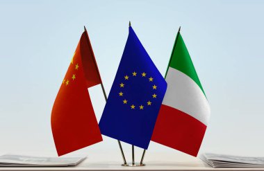 İtalya bayrağı kağıtlarla birlikte beklemede 