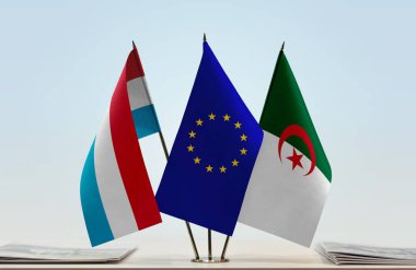 Lüksemburg Cezayir ve eu bayrağı evraklarla birlikte beklemede