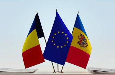 Chad ve eu bayrakları tezgahta.
