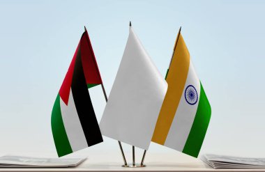 Ürdün, Hindistan ve beyaz bayraklar masada gazetelerle