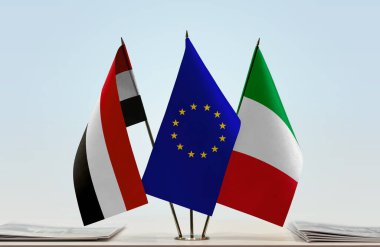 İtalya bayrağı kağıtlarla birlikte beklemede 