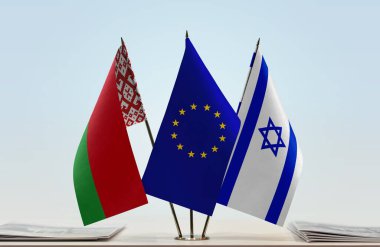 Belarus, İsrail ve eu bayrakları kağıtlarla ayakta