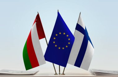 Umman Finlandiya ve eu bayrağı kağıtlarla ayakta duruyor