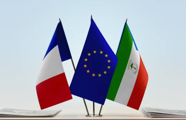 Fransa Ekvator Ginesi ve eu bayrağı kağıtlarla birlikte beklemede