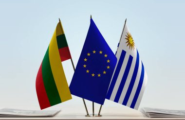 Litvanya Uruguay ve eu bayrağı kağıtlarla ayakta
