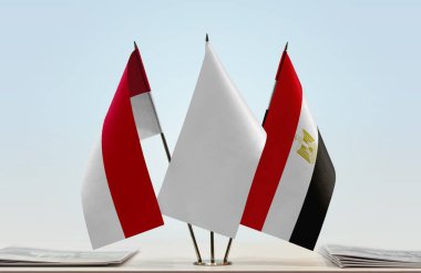 Monako ve Mısır bayrakları kağıtlarla ayakta duruyor   