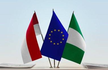  Monaco Nijerya ve eu bayrakları kağıtlarla ayakta duruyor