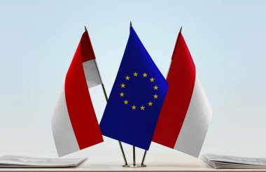 Endonezya ve Monako bayrakları kağıtlarla birlikte duruyor   
