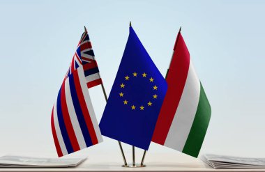 Hawaii Macaristan ve eu bayrağı tezgahta.