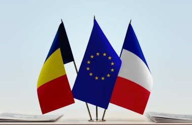 Chad ve eu bayrakları tezgahta.