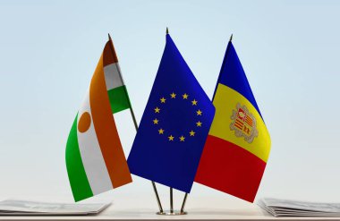 Andorra, Nijer ve eu bayrakları kağıtların yanında.