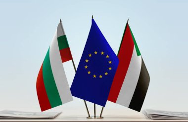 Bulgaristan Sudan 'ın bayrakları kağıtlarla birlikte duruyor  