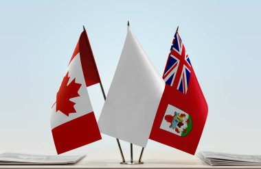 Kanada Bermuda bayrakları tezgahta.