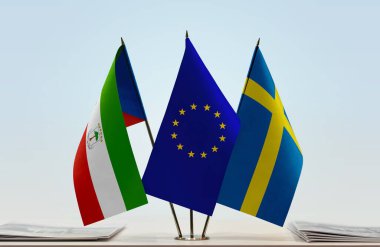  Ekvator Gine eu bayrakları kağıtlarla beklemede