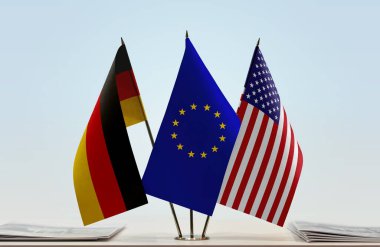 Almanya ve eu bayrağı kağıtlarla ayakta