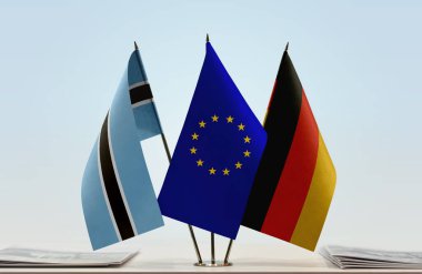 Alman bayrağı kağıtlarla beklemede 