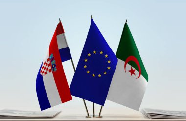 Cezayir, Hırvatistan ve eu bayrakları belgelerle ayakta  
