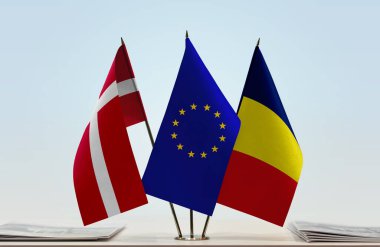 Danimarka Çad ve eu bayrağı kağıtlarla birlikte duruyor