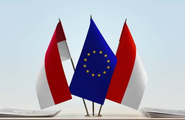 Monaco Endonezya ve eu bayrakları kağıtların yanında duruyor