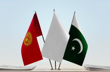   Kırgızistan Pakistan ve evraklarla birlikte beyaz bayraklar