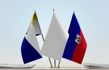 Bonaire Haiti ve beyaz bayraklar kağıtlarla ayakta