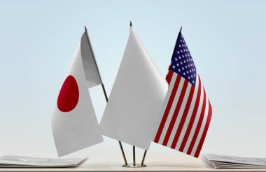 ABD ve Japonya 'nın bayrakları tezgahta  