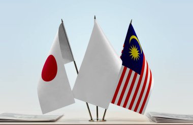 Japonya, Malezya ve beyaz bayraklar masada gazeteler