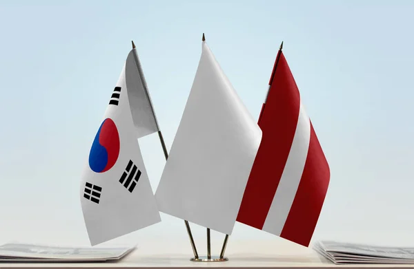 Letonya Güney Kore Evraklarla Birlikte Beyaz Bayraklar — Stok fotoğraf