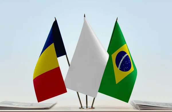 乍得和巴西的国旗与文件站在一起 — 图库照片