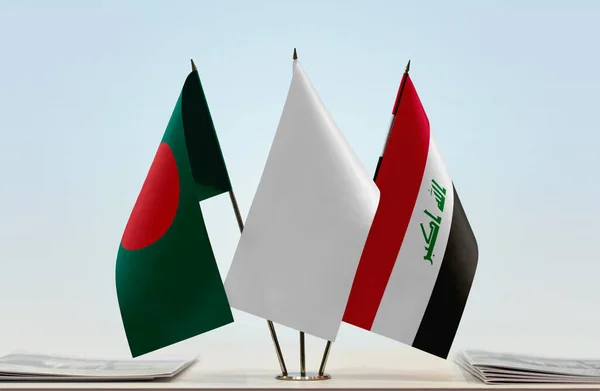 Бангладеш Ирак Белые Флаги Стенде Бумагами — стоковое фото