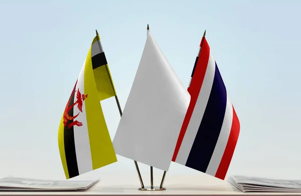 Thailand Und Brunei Flaggen Auf Stand Mit Papieren — Stockfoto