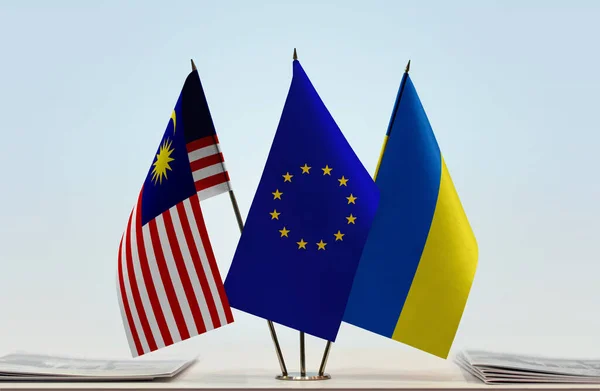 Malaysia Ukraina Och Flagga Monter Med Papper — Stockfoto