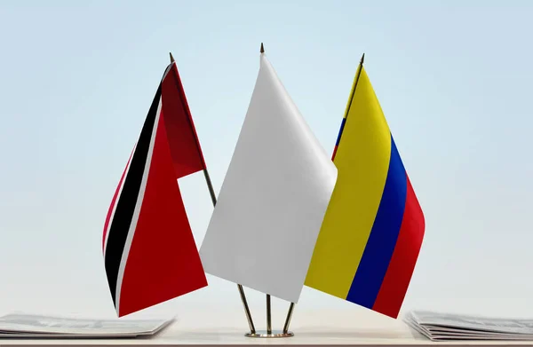 Trinité Tobago Colombie Drapeaux Blancs Sur Stand Avec Des Papiers — Photo