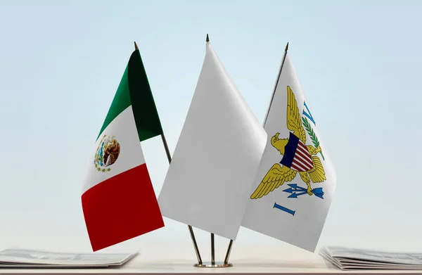 México Bandeiras Das Ilhas Virgens Americanas Stand Com Papéis — Fotografia de Stock