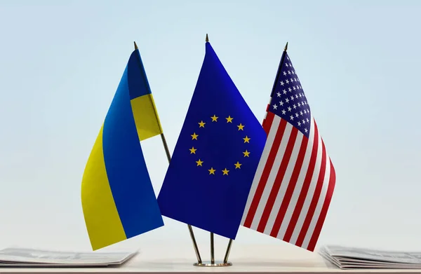 Ukrayna ve eu bayrağı kağıtlarla birlikte beklemede