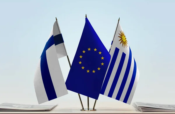 Finlândia Uruguai Bandeira Stand Com Papéis — Fotografia de Stock