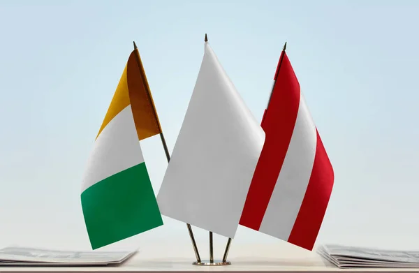 Αυστρία Ακτή Ελεφαντοστού Και Λευκές Σημαίες Στο Περίπτερο Χαρτιά — Φωτογραφία Αρχείου