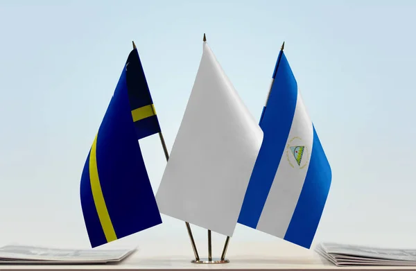 Bandeiras Curaçao Nicarágua Stand Com Papéis — Fotografia de Stock