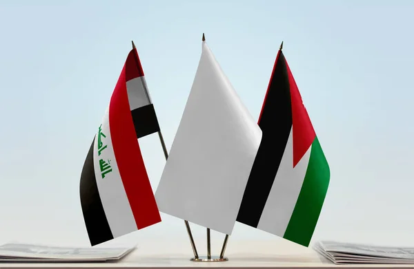 Ирак Иордания Белые Флаги Стенде Газетами Столе — стоковое фото