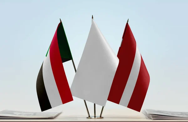 Флаги Латвии Судана Стенде Бумагами — стоковое фото