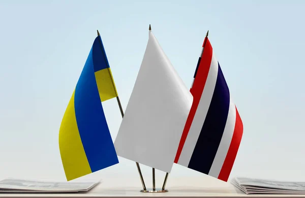 Ukraina Tajlandia Białe Flagi Stoisku Gazetami Stole — Zdjęcie stockowe