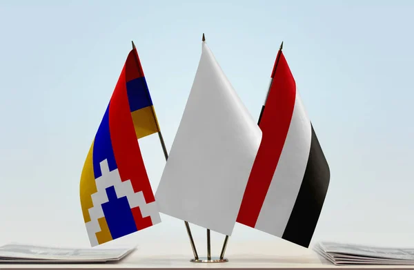 Ναγκόρνο Καραμπάχ Υεμένη Και Λευκές Σημαίες Στάση Χαρτιά — Φωτογραφία Αρχείου
