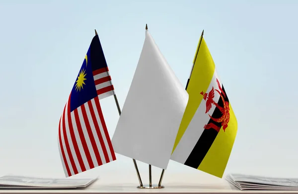 Malaysia Brunei Och Vita Flaggor Monter Med Papper — Stockfoto